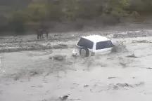 Azərbaycanda müəllimləri daşıyan maşını SEL APARDI